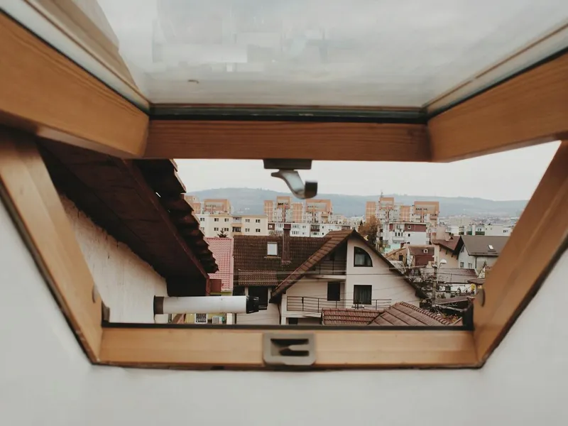 Roof Er Installing Roof Shingles in Nashville - Nashville Roof Master